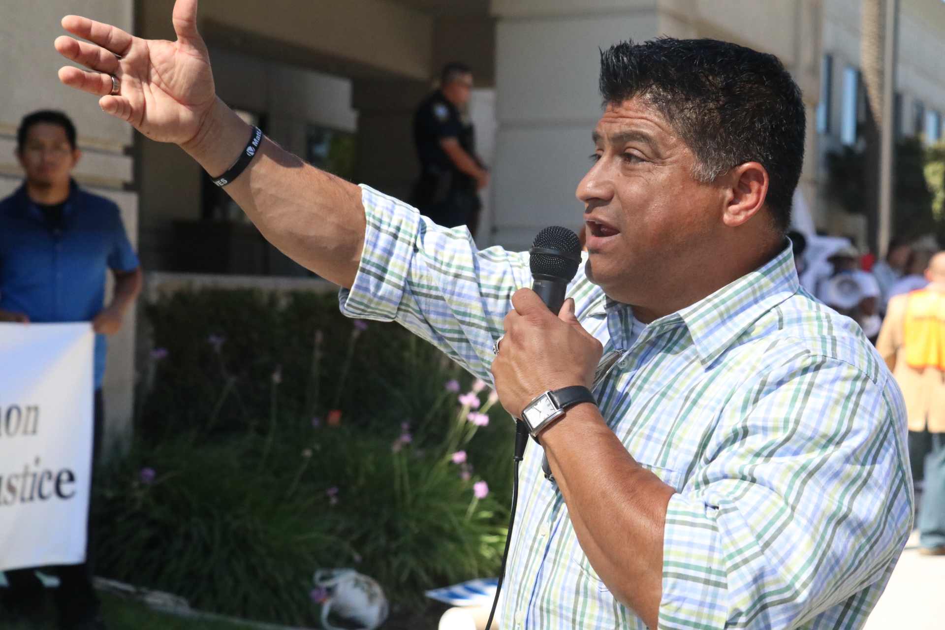 Immigrant organizers protest, hold conference, and attempt to obtain release for IE detainees