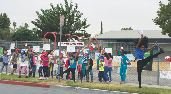 iecn photo/ yazmin alvarez Students and staff at Henry Elementary rallied to show their pledge to be drug free during Rialto Unified School District’s annual Red Ribbon Decorating Contest Oct. 27.
