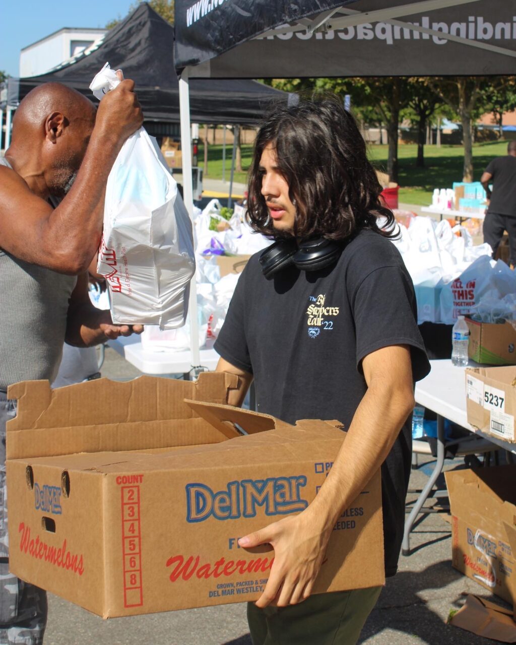 A student volunteer at a community food drive